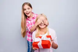 Prezenty które przynoszą szczęście – idealne pomysły na szczęśliwe chwile