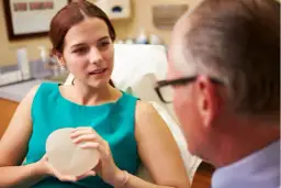 Ile kosztuje operacja powiększenia biustu? Ceny i czynniki