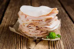 Ile kalorii ma wędlina? Zaskakujące różnice w kaloryczności!