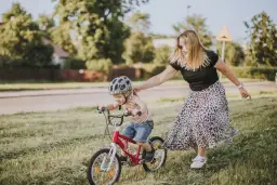 Jak nauczyć dziecko jeździć na rowerze: 5 sprawdzonych kroków dla rodzica