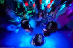 Dyskoteka w stylu lat 90 - jak stworzyć niezapomnianą atmosferę