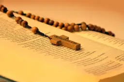 Modlitwa na leżąco to grzech? Poznaj stanowisko Kościoła w tej sprawie