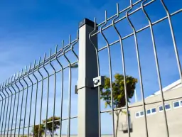 Ile kosztuje montaż ogrodzenia panelowego? Sprawdź ukryte koszty!