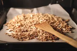 Jak uprażyć orzechy na patelni i cieszyć się ich pełnym smakiem