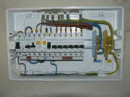 Jak podłączyć bezpiecznik w rozdzielni - uniknij niebezpieczeństw i błędów