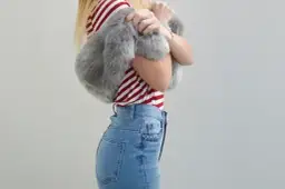 Jaką bluzkę do jasnych jeansów wybrać, aby wyglądać stylowo?