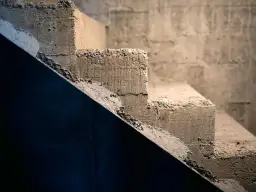 Jak tanio wykończyć schody betonowe wewnętrzne bez dużych kosztów