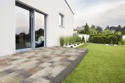 Jak prawidłowo położyć kostkę brukową na betonowym tarasie bez błędów i kosztownych napraw