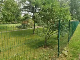 Ile kosztuje 100 m ogrodzenia panelowego? Ceny i ukryte koszty