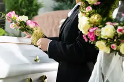 Jakie modlitwy przy trumnie zmarłego mogą przynieść ukojenie?