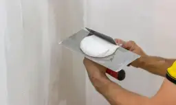 Jak zrobić zaprawę tynkarską na zewnątrz bez błędów i trudności