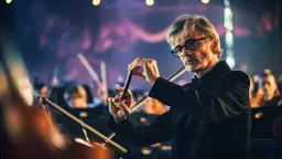 Dying recenzja: Lars Eidinger w roli zaganionego dyrygenta orkiestry w poruszającym i zabawnym niemieckim sagi rodzinnej