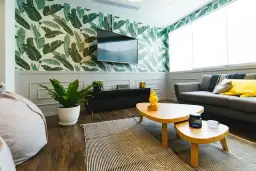 Jakie tapety do salonu wybrać, by uniknąć błędów i stworzyć idealne wnętrze