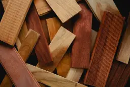 Jak Wybór Kleju Zmienia Trwałość i Urok Drewnianych Podłóg