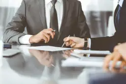 Czym zajmuje się syndyk: Kluczowe zadania i uprawnienia