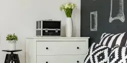 Co postawić na komodę w sypialni: 7 pomysłów na stylową dekorację