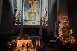 Jaka modlitwa przy okadzaniu domu? Odkryj jej znaczenie i moc