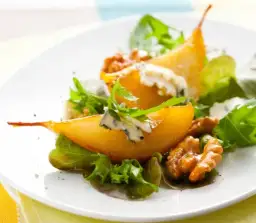 Jak skarmelizować gruszkę do sałatki – prosty sposób na pyszny dodatek