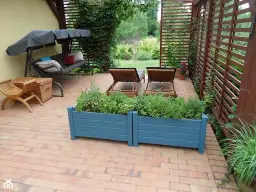 Bezpieczne mocowanie doniczek do parapetu. Sprawdzone sposoby, które nie zniszczą okna