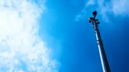 Maszt do kamery: jak wybrać, zainstalować i zapewnić stabilność?
