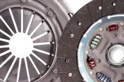 Objawy awarii sprzęgła: Uratuj swój samochód przed kosztowną naprawą