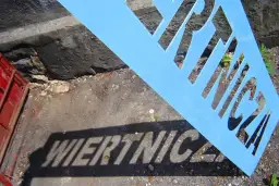 Czy odklejać naklejki z czapki? Poznaj zalety i wady tej decyzji