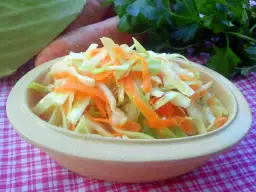 Kapusta jak z chińskiej restauracji – prosty przepis na idealną surówkę