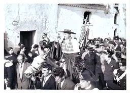 Jak się nazywa czapka papieża? Odkryj jej znaczenie i historię