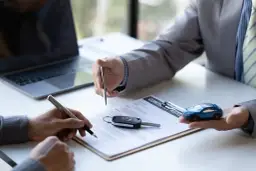 Czy warto kupić nowy samochód? Wady, korzyści i koszty, które musisz znać