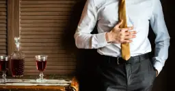 Dokąd ma sięgać krawat, aby uniknąć modowych faux pas?