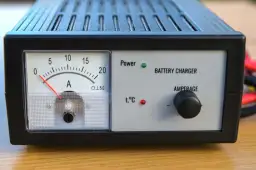 Ile powinno się ładować akumulator prostownikiem, aby uniknąć uszkodzeń?