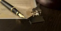 Jak bezpiecznie wynająć mieszkanie firmie i uniknąć problemów