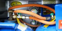 Jaką butlę gazową do przyczepy kempingowej wybrać, by uniknąć problemów?