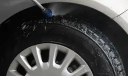 Jak myć samochód w zimie, aby uniknąć uszkodzeń i rys?