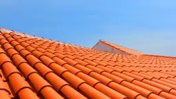 Gdzie kupić dachówkę ceramiczną? Najlepsze miejsca i oferty na rynku