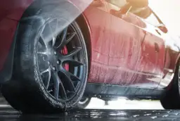 Jak myć nowy samochód, aby nie uszkodzić lakieru i zachować blask?