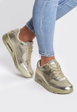 Złote buty sportowe: 10 stylizacji, które Cię zaskoczą