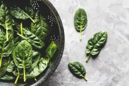 Czy można jeść szpinak podczas karmienia piersią? Uważaj na te zagrożenia!