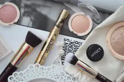 Co jest niezbędne do zrobienia makijażu? Kluczowe produkty i narzędzia
