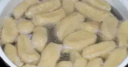 Jak prawidłowo przygotować kopytka aby nie sklejały się po ugotowaniu: 8 porad