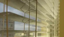 Jakie żaluzje wybrać do domu - drewniane czy aluminiowe?