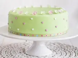 Jak obłożyć tort masą cukrową i uniknąć najczęstszych błędów