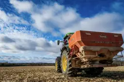 Jak wybrać polskiego producenta maszyn rolniczych, by inwestycja była opłacalna przez lata?