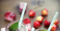 Najlepsze drinki w słoikach, które zachwycą Twoich gości na imprezie