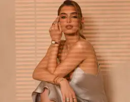 Jaka biżuteria do szarej sukienki na wesele, by wyglądać olśniewająco?