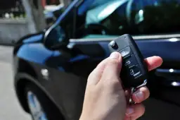 Ile kosztuje centralny zamek na pilota? Ceny, które Cię zaskoczą