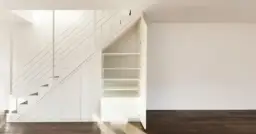 Jak zrobić szafki pod schodami - proste sposoby na wykorzystanie przestrzeni