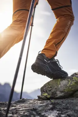 Czy buty trekkingowe powinny być większe? Jak uniknąć bólu i otarć na szlaku