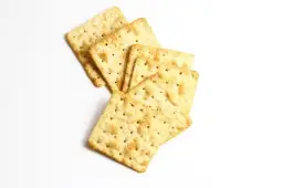 Ile kalorii mają krakersy? Sprawdź, co naprawdę zawierają