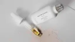 Czy po serum z retinolem nakładać krem? Kluczowe zasady pielęgnacji skóry